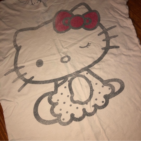 Hello Kitty cream shirt L - Picture 2 of 3